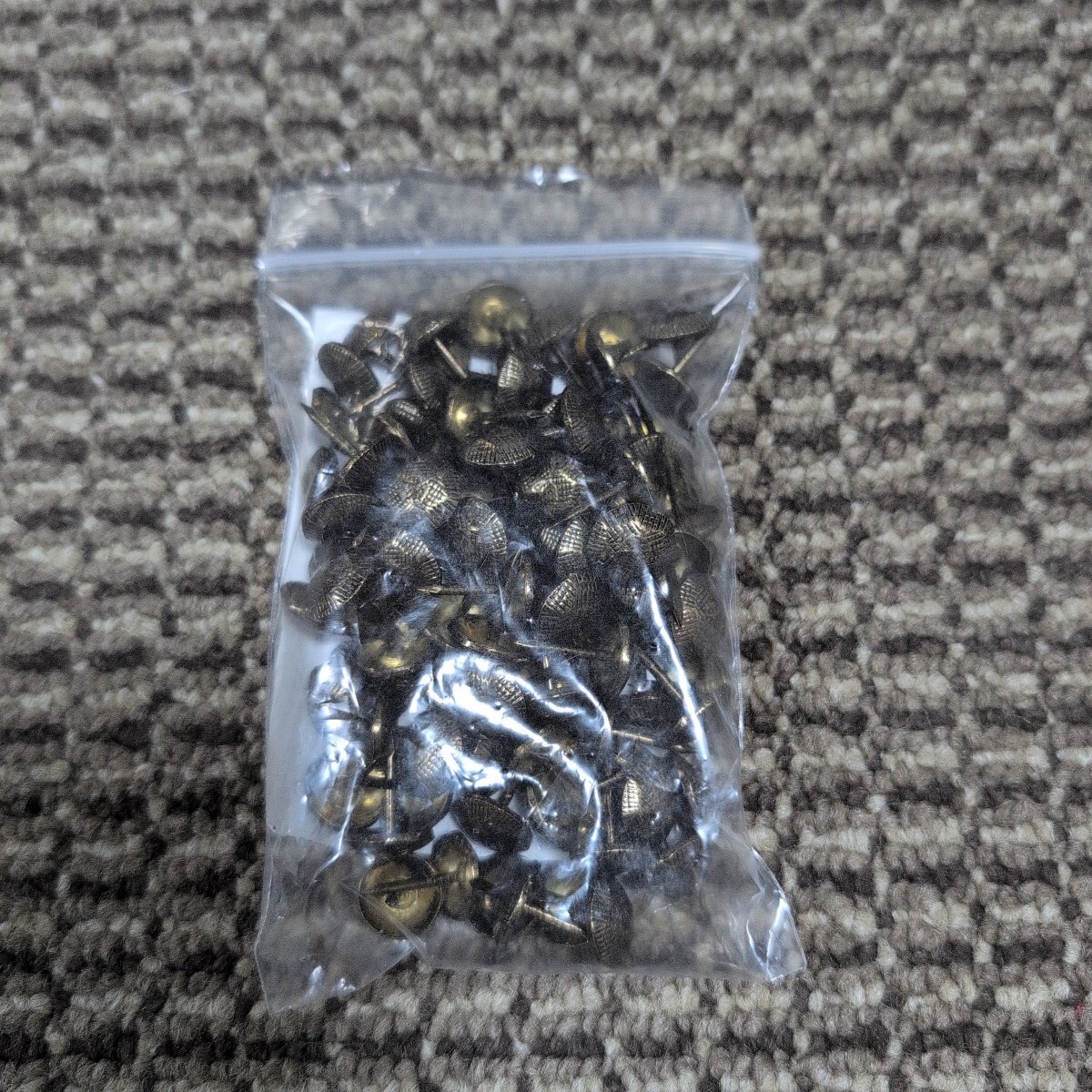 ジャンク品/長期保管品/WAKAI/若井産業/材質不明/飾鋲/亀甲鋲/頭径11mm全長16mm/1P100個入り拍卖