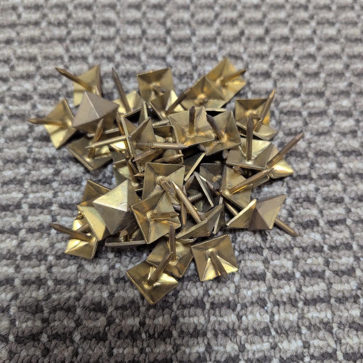 ジャンク品/長期保管品/メーカー不明/トキン鋲/飾り鋲/16mm/角/真鍮/対辺15mm/全長24.5mm/針17mm/1P50本入り拍卖