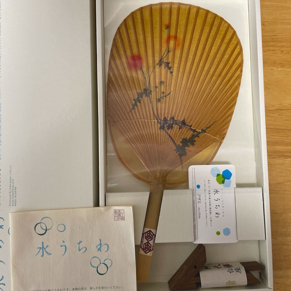 未使用に近い!美濃和紙 水うちわ 小判型 アザミ 箱入り 家田紙工 美濃手漉き和紙 雁皮紙 竹 極上うちわ 日本製 あざみ 台座付き 和装小物拍卖