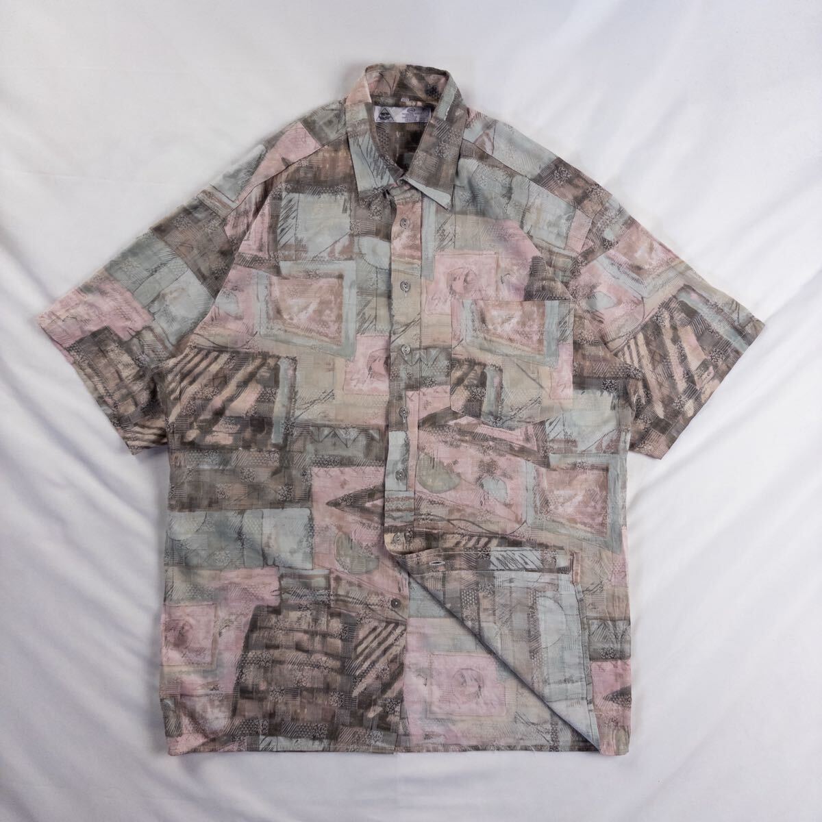 Euro Vintage 90s NEW FAST ビスコース ポリ 光沢 立体 刺繍 アート 水彩 抽象 クレイジーパターン 薄ピンク 総柄シャツ ポリシャツ拍卖