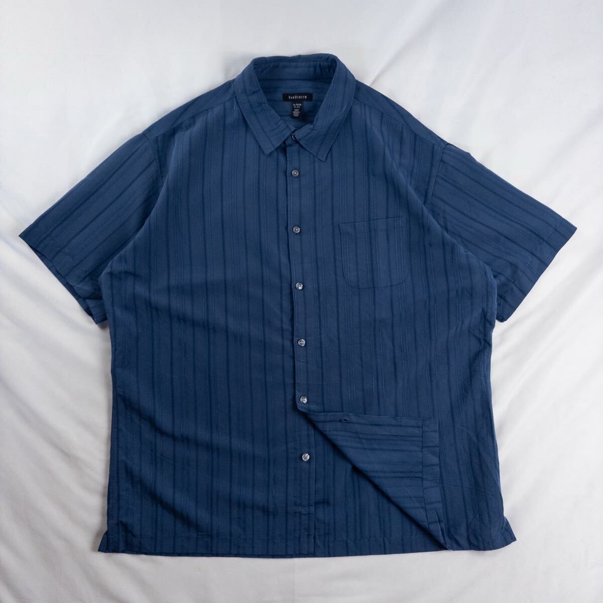 US Vintage 00s VAN HEUSEN レーヨン ポリ 光沢 刺繍 立体 シャドーストライプ 縦ライン 単色 プレーン アッシュブルー ドレス 総柄シャツ拍卖