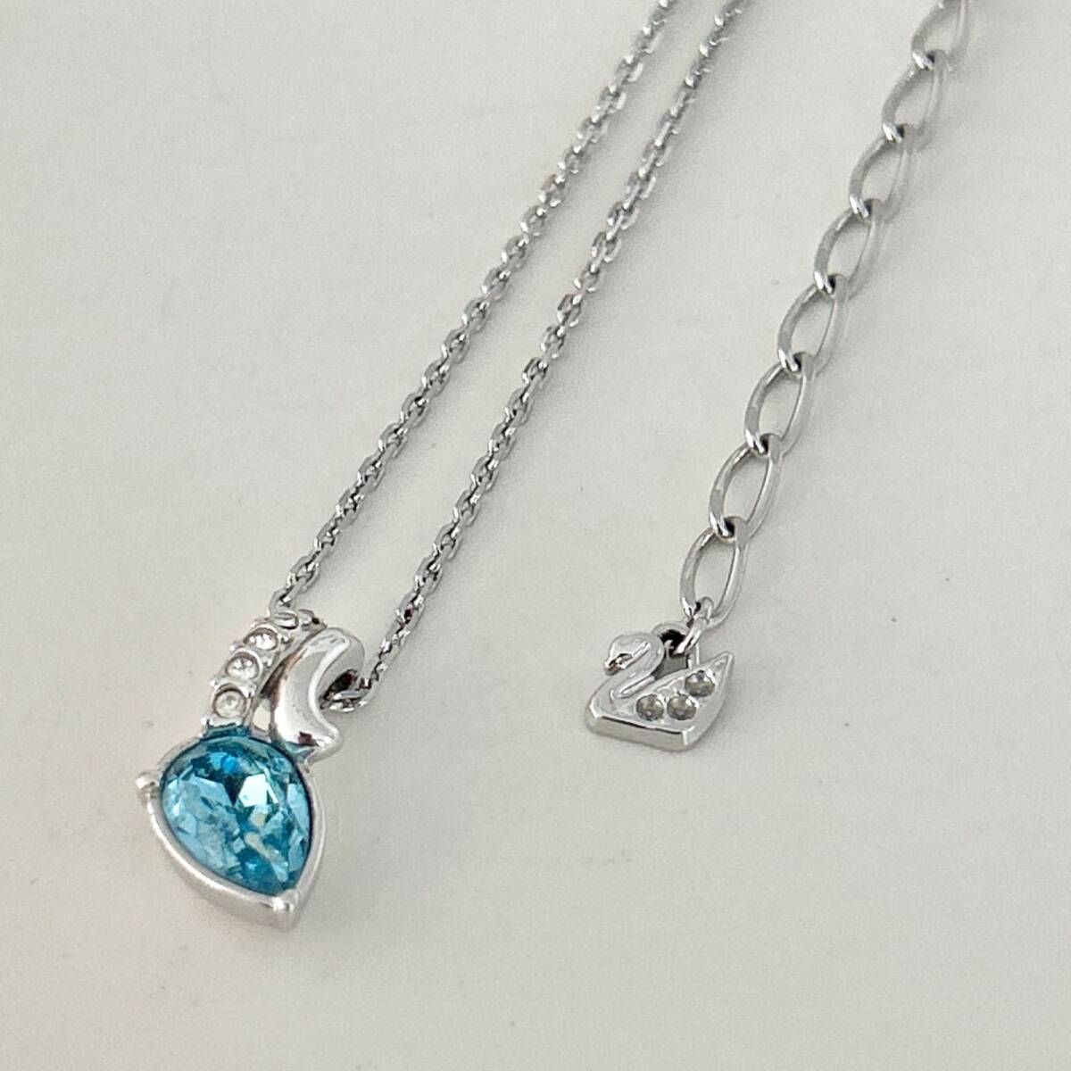 SWAROVSKI スワロフスキー デザインネックレス 美品 ブルーストーン 石抜け無し クリアブルー シルバーチェーン拍卖