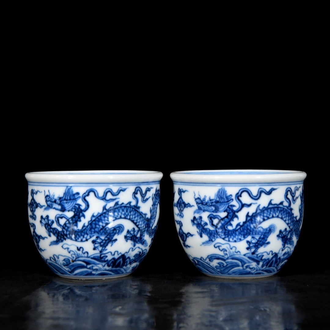 TM8#6924【3.1】中国骨董 人間国宝 磁器【明宣徳青花竜紋杯一対です】工芸品 施釉陶 青花磁 陶芸 精美彫 置物 收藏品 拍卖