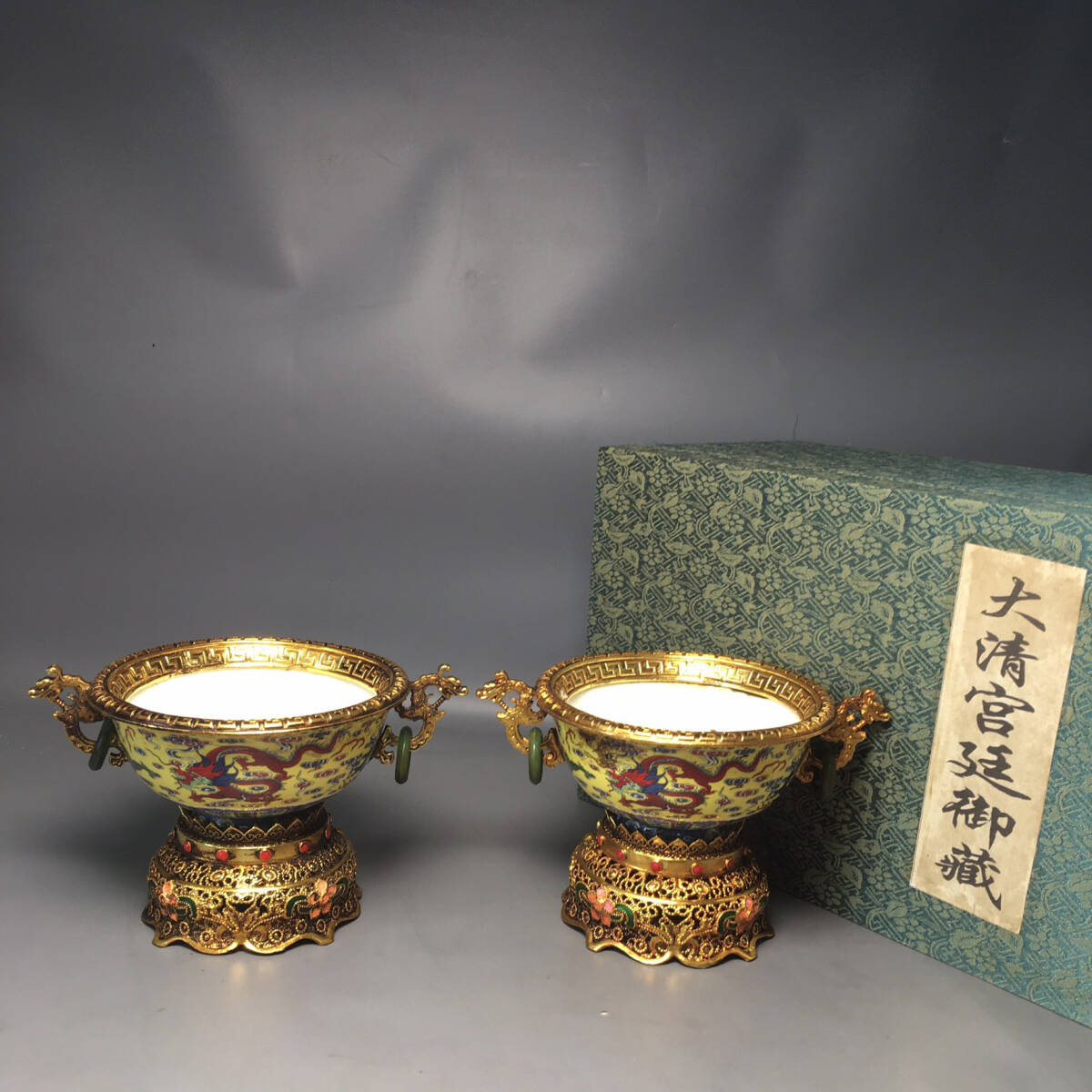 TM8#7968【3.1】中国骨董 人間国宝 磁器【清乾隆景泰藍包黄金地粉彩竜紋高脚碗】工芸品 施釉陶 青花磁 陶芸 精美彫 置物 收藏品 拍卖