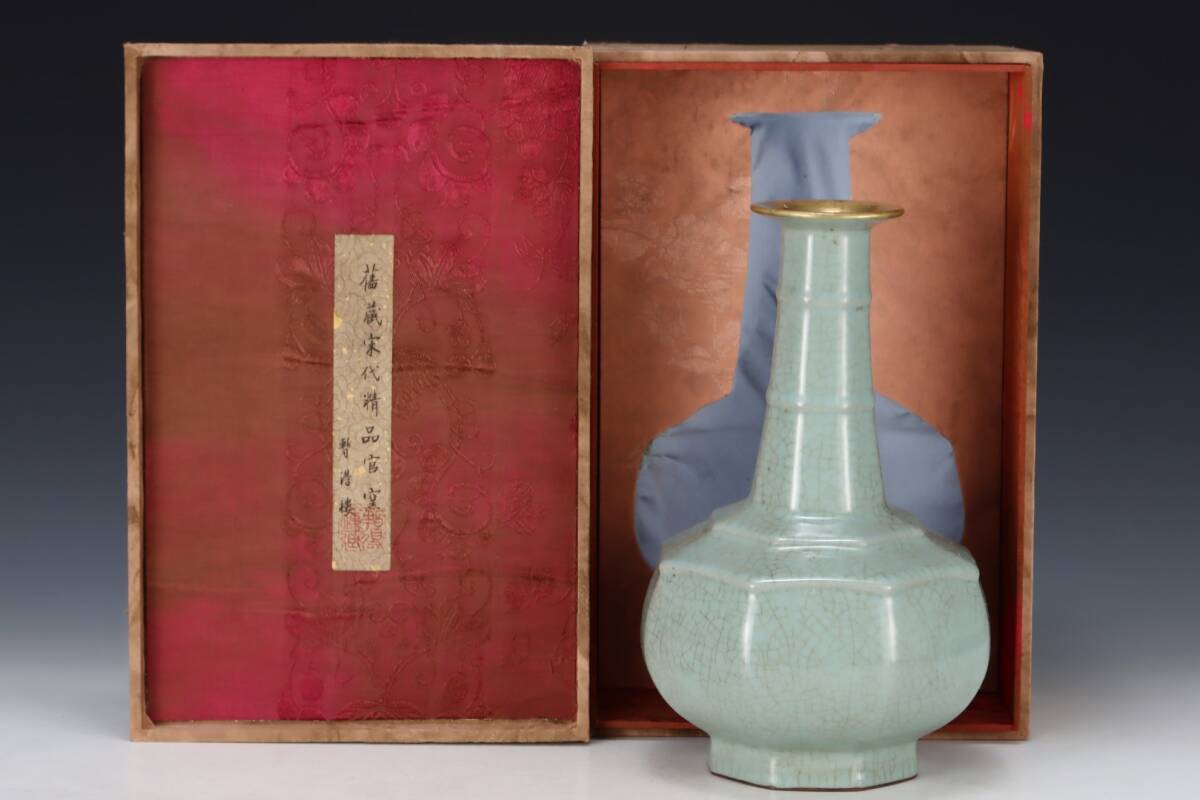 TM8#6892【3.1】中国骨董 人間国宝 磁器【旧蔵宋代官窯八稜瓶です】工芸品 施釉陶 青花磁 陶芸 精美彫 置物 收藏品 拍卖