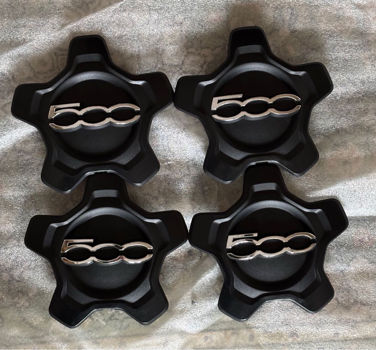 フィアット 500Xセンターキャプ ブラックの星形デザインのホイールキャップ4個セット。拍卖