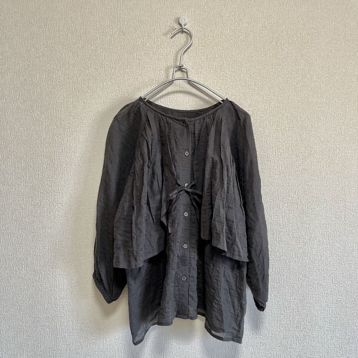 値下げ!studio CLIP スタディオクリップ|レイヤード風ギャザーブラウス ダークグレー F|7分袖 ふんわり 袖口ゴム入り 体型カバー拍卖