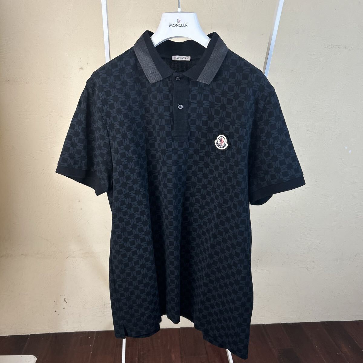 【極美品】 MONCLER モンクレールモノグラム半袖ポロシャツ黒系XL拍卖