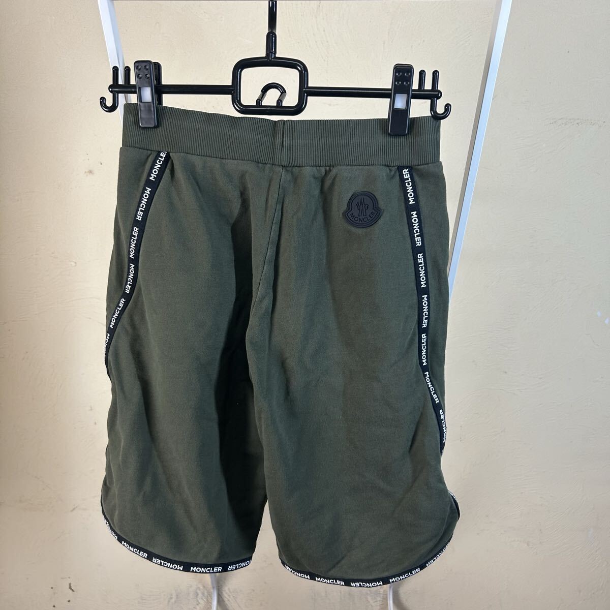 【大人もOK】MONCLER モンクレールハーフパンツショートパンツカーキラバーワッペン12A拍卖