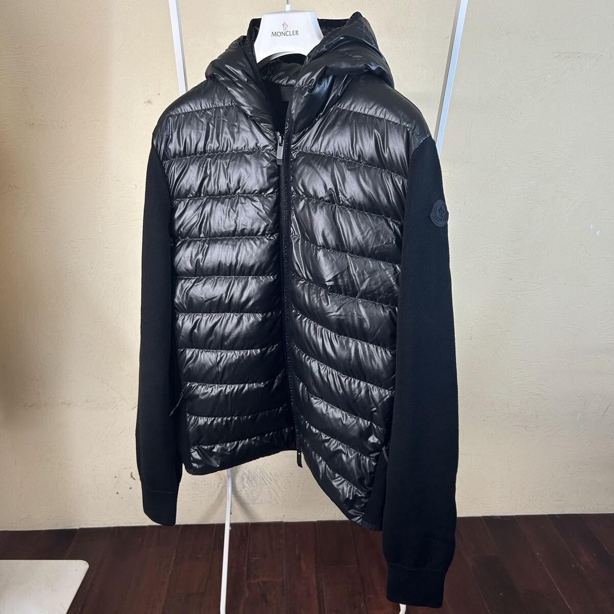 【美品】【24年モデル】 MONCLER モンクレールハイブリッドダウンジャケット黒ラバーワッペンブラックS拍卖