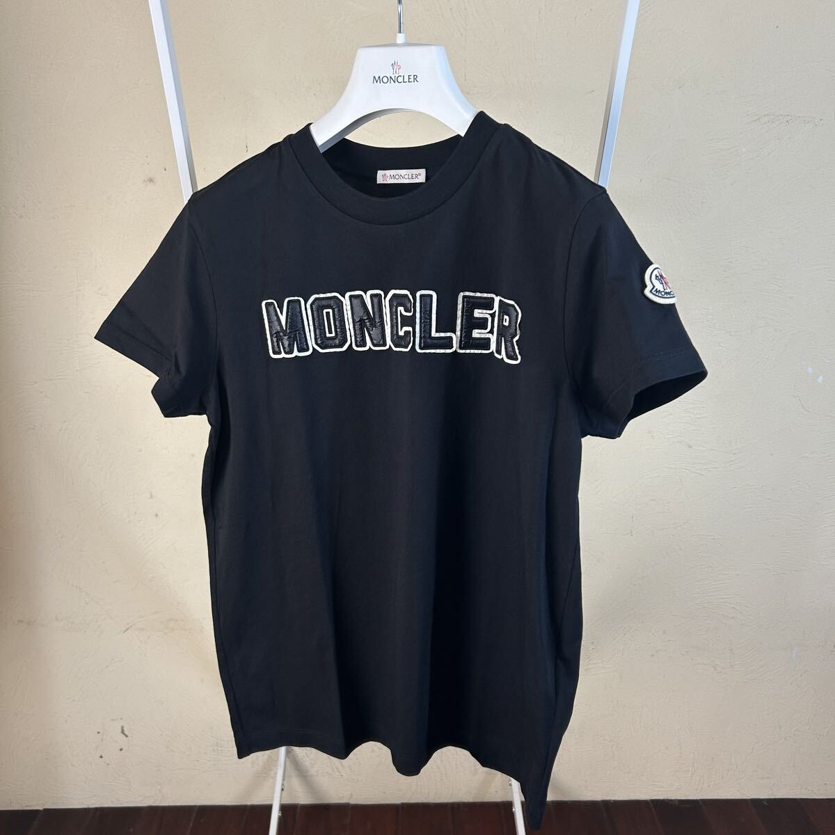 【未使用級】【レアモデル新作】 MONCLERモンクレール半袖Tシャツダウンロゴ黒XS拍卖