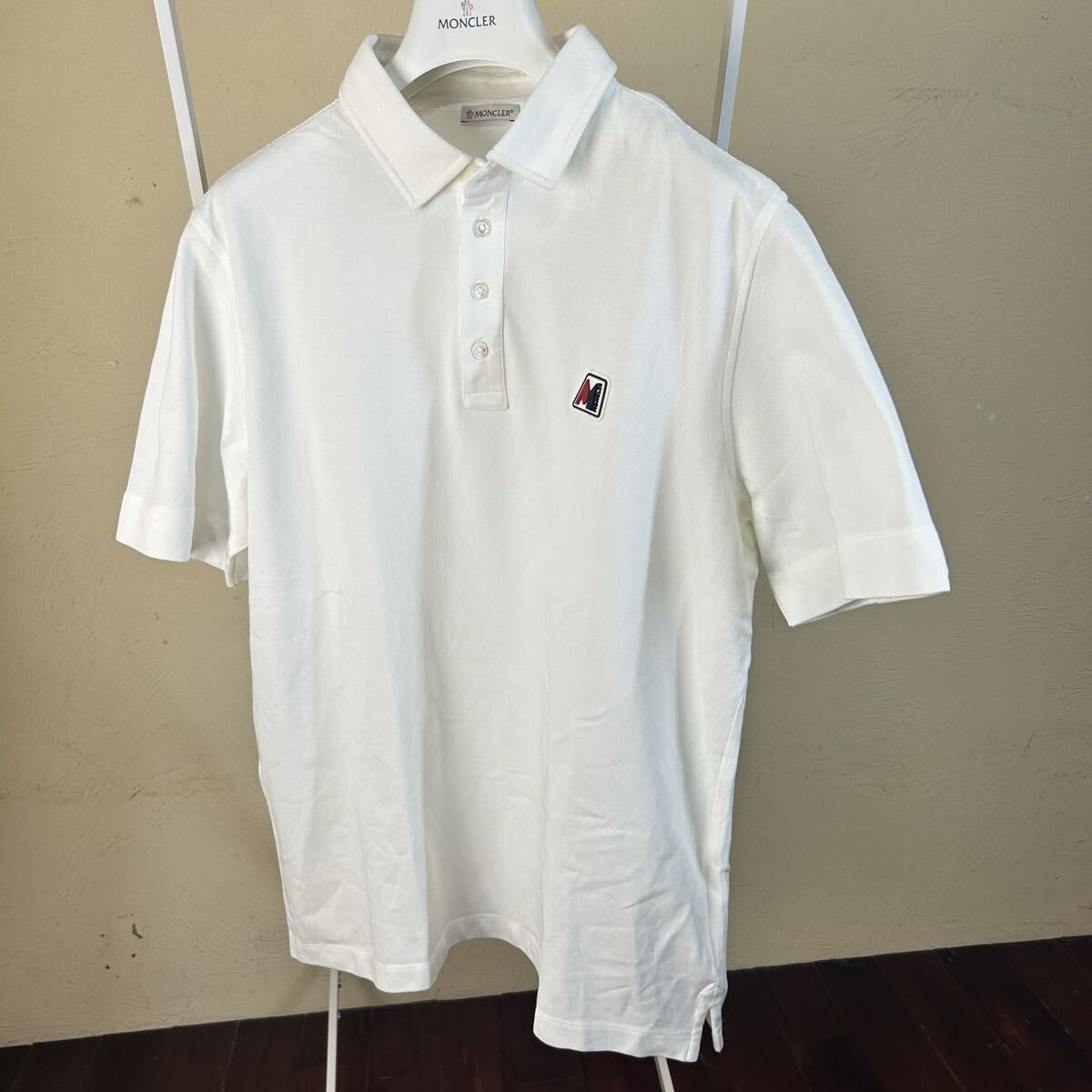 【美品】MONCLER モンクレールラバーロゴ半袖ポロシャツ白L拍卖
