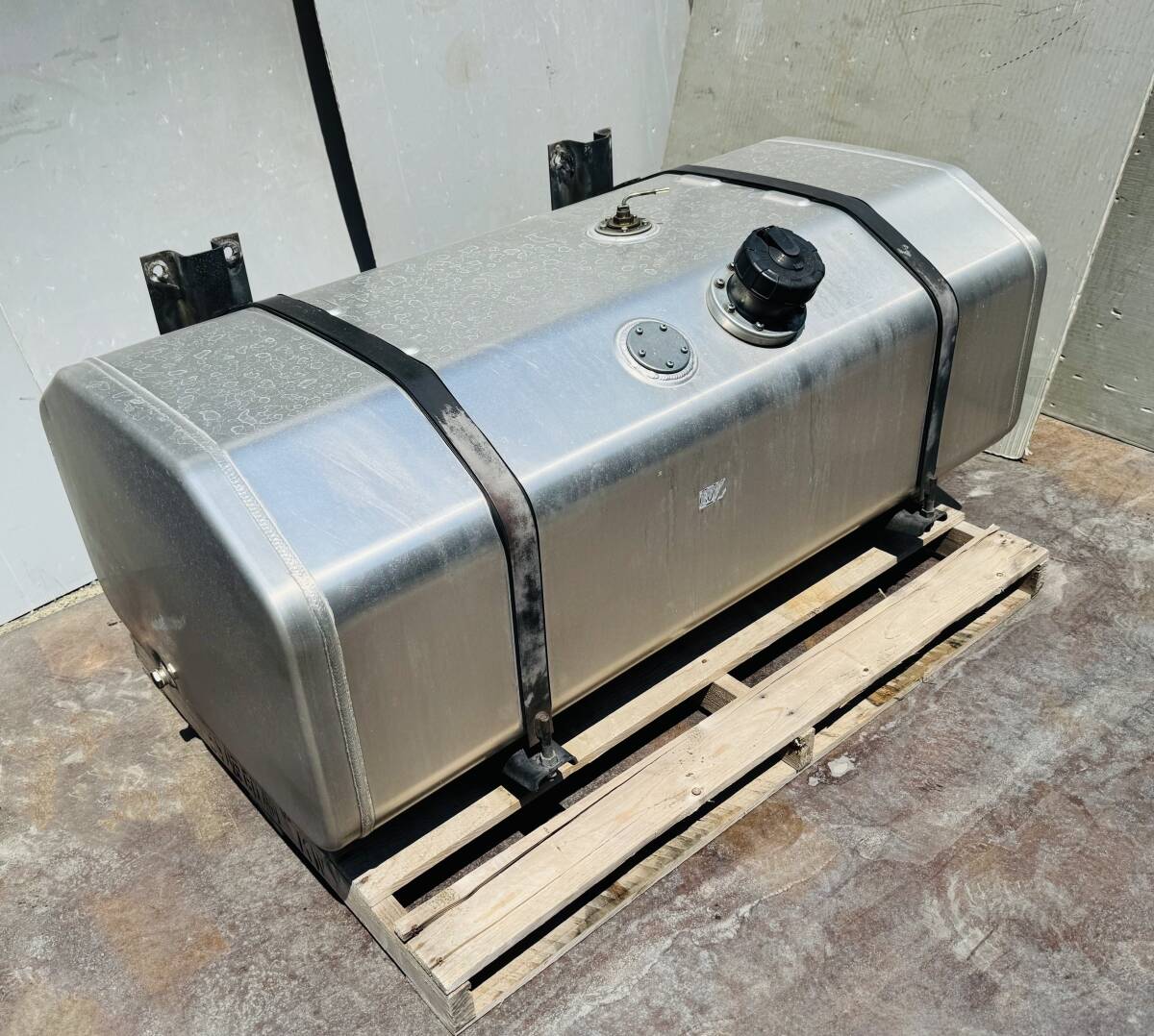18301N 大型 中型 トラック 用 宝栄工業 C300 アルミ 製 軽油 燃料 タンク W650×H430×L1240 300L 蓋開不可 ステー付き拍卖