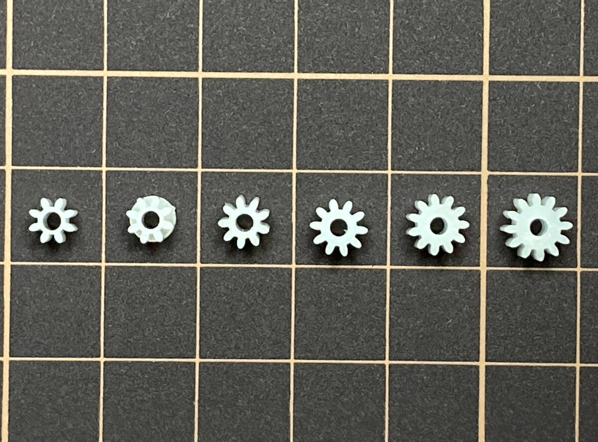 送料110円~ ピニオンギア 6個セット 8T 8T肩 9T 10T 11T 12T 2.0mm軸用 0.5M 修理 交換 部品 工作 歯車 プラスチック製 ピニオンギヤ拍卖