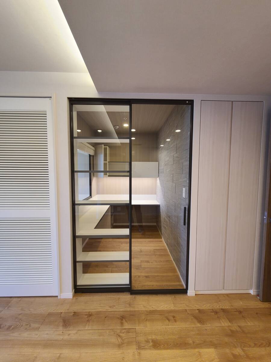 JTH06-R4 ◇ 1370*2220 (設置サイズ) ◇RAIKI ◇ FIX1枚+間仕切り1枚 ◇ レール付 ◇ クローザー付 ◇ガラス付 ◇戸当り付 ◇ 展示品拍卖