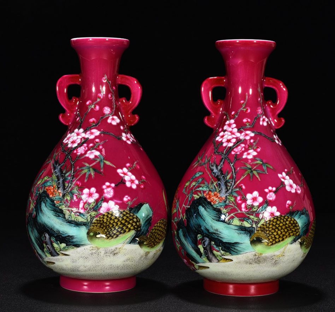 TE152■大清康煕年製款 臙脂紅釉 琺瑯彩 竹梅紋 双耳瓶一対 珍品 時代物 古玩 唐物 古陶磁器■拍卖