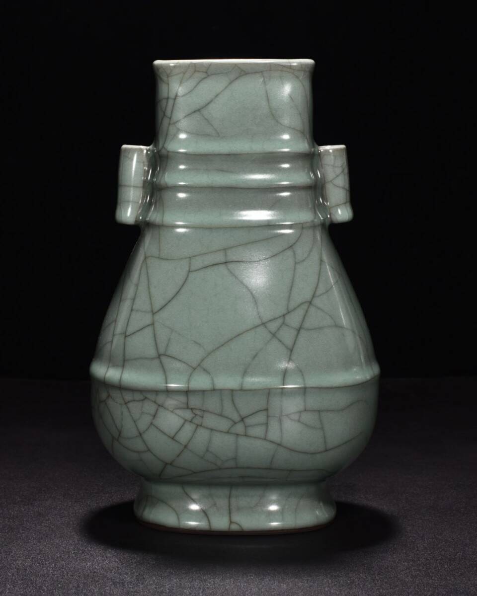 BD178■宋時代 官窯 青磁炫紋貫耳瓶 修内司款 時代物 古玩 唐物 古陶磁器■拍卖