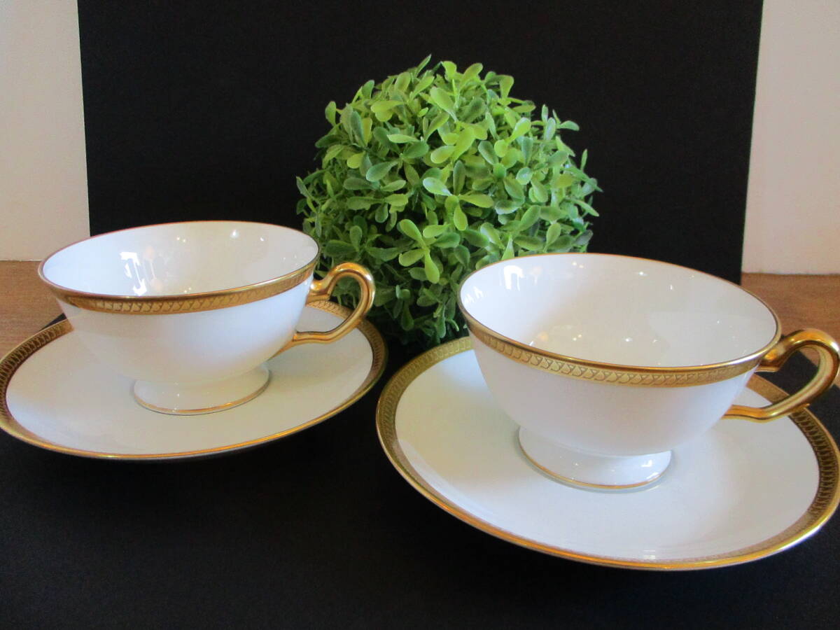 【美品】大倉陶園 OKURA JAPAN 片葉金蝕 ペア カップ&ソーサー 2客セット ゴールドライン 脚付きカップ 白磁 金彩 ゴージャス 人気 高級拍卖