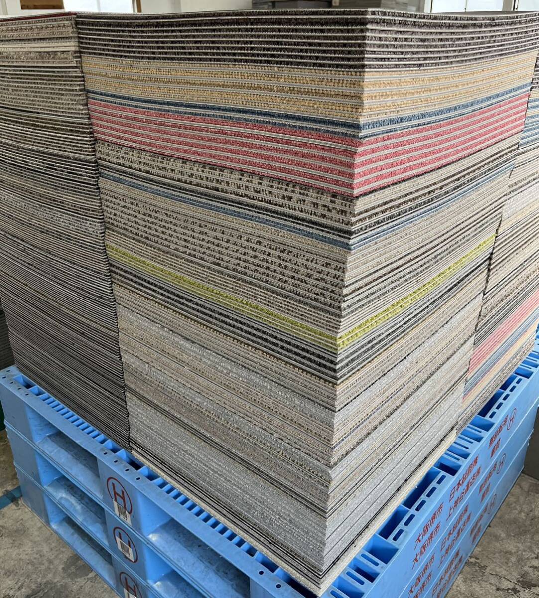 【激安】色アソート新品.未使用の高級なタイルカーペット100枚(日本製)50×50 拍卖