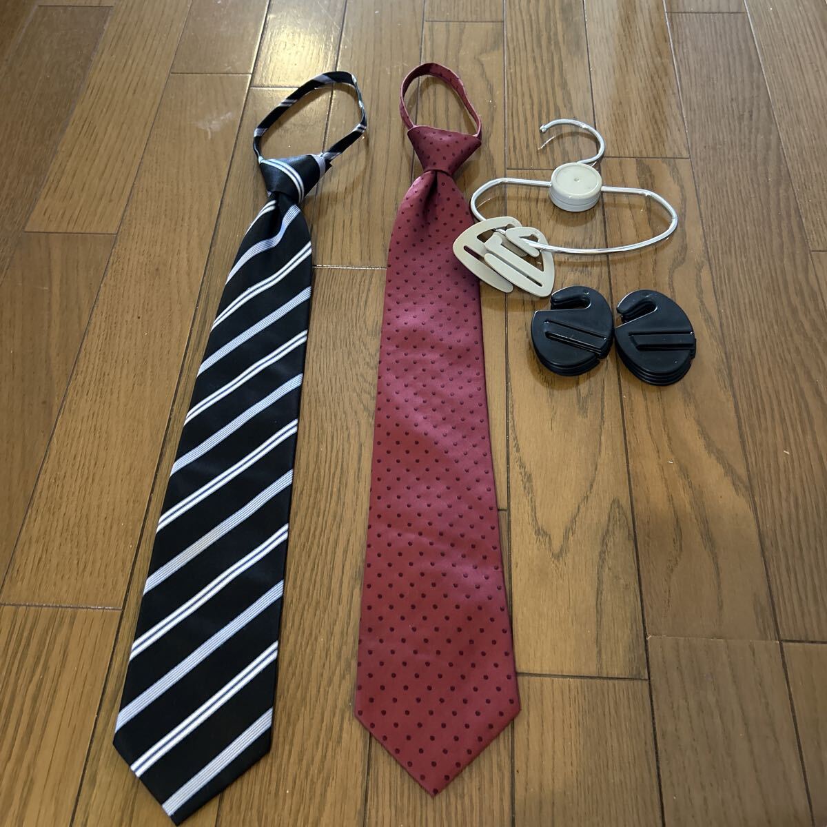 お探しの方。お買い得。イージーネクタイ 纏めて2点。ネクタイハンガー、プレート9枚付き拍卖
