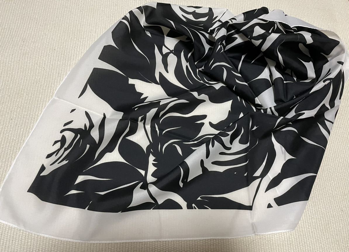 送料込み■新品■バラ柄 白×黒 イタリア製 スカーフ拍卖