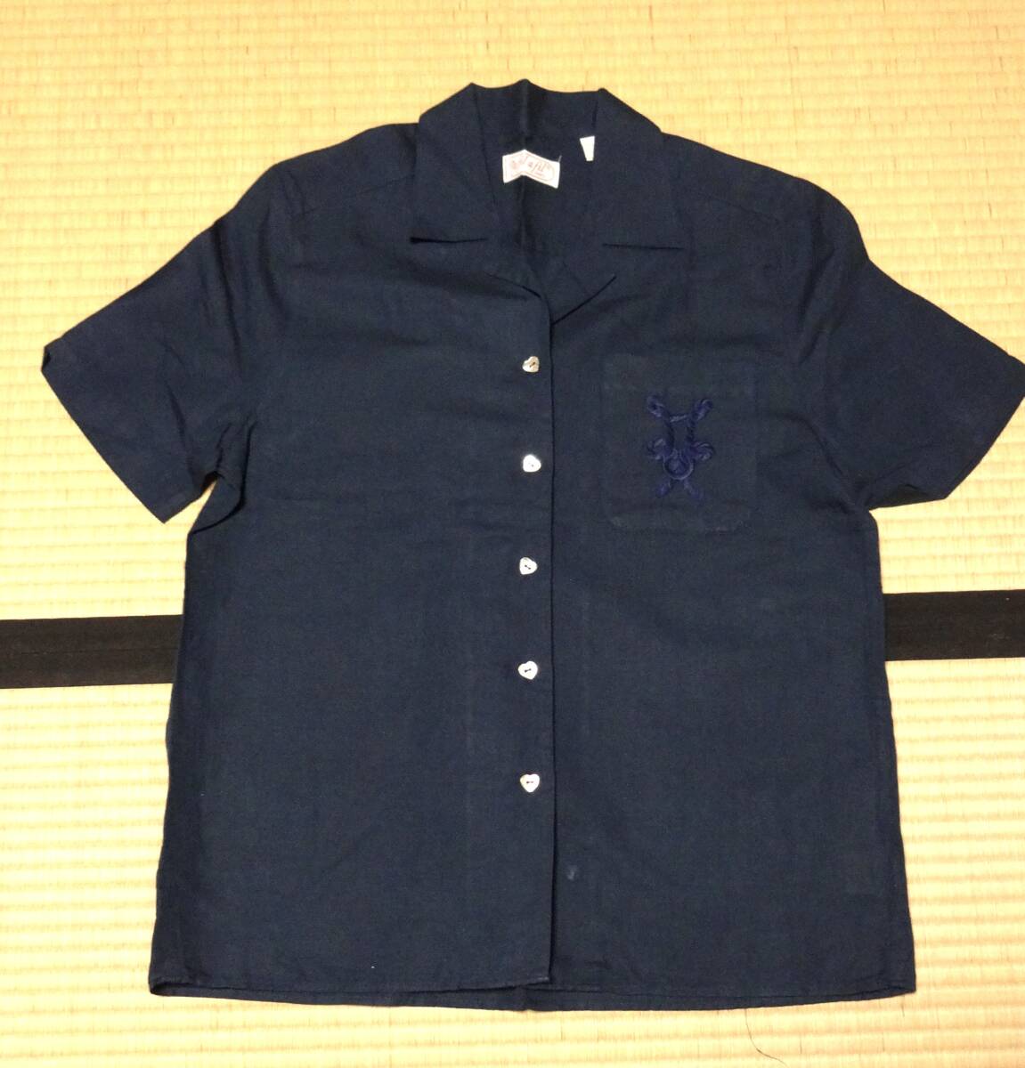 ★fil a fil PARIS 半袖紺色開衿ブラウス(胸ポケットに刺繍入り)・ハート型貝ボタン・フランス製★拍卖