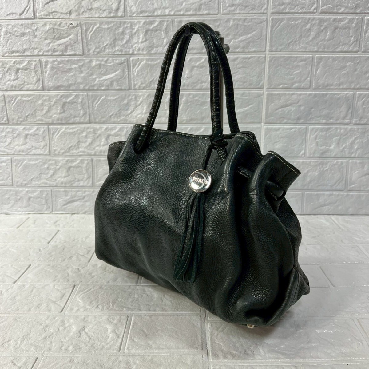 良品 FURLA フルラ レザー トートバッグ ハンドバッグ 黒 ブラック タッセルチャーム ロゴ ビジネス カジュアル レディース 本革 カバン拍卖