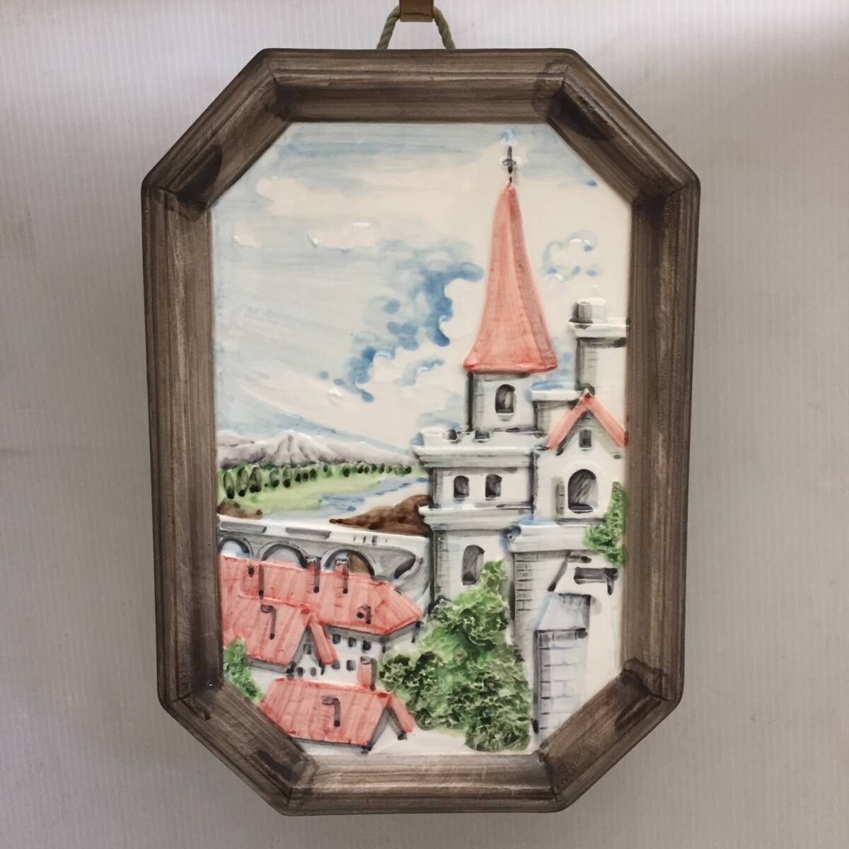 F082708◎陶器の絵画 壁掛け KATO KOGEI 加藤工芸 立体的な教会風景 陶器製 縦約25㎝×横約18㎝×厚み約3㎝◎拍卖