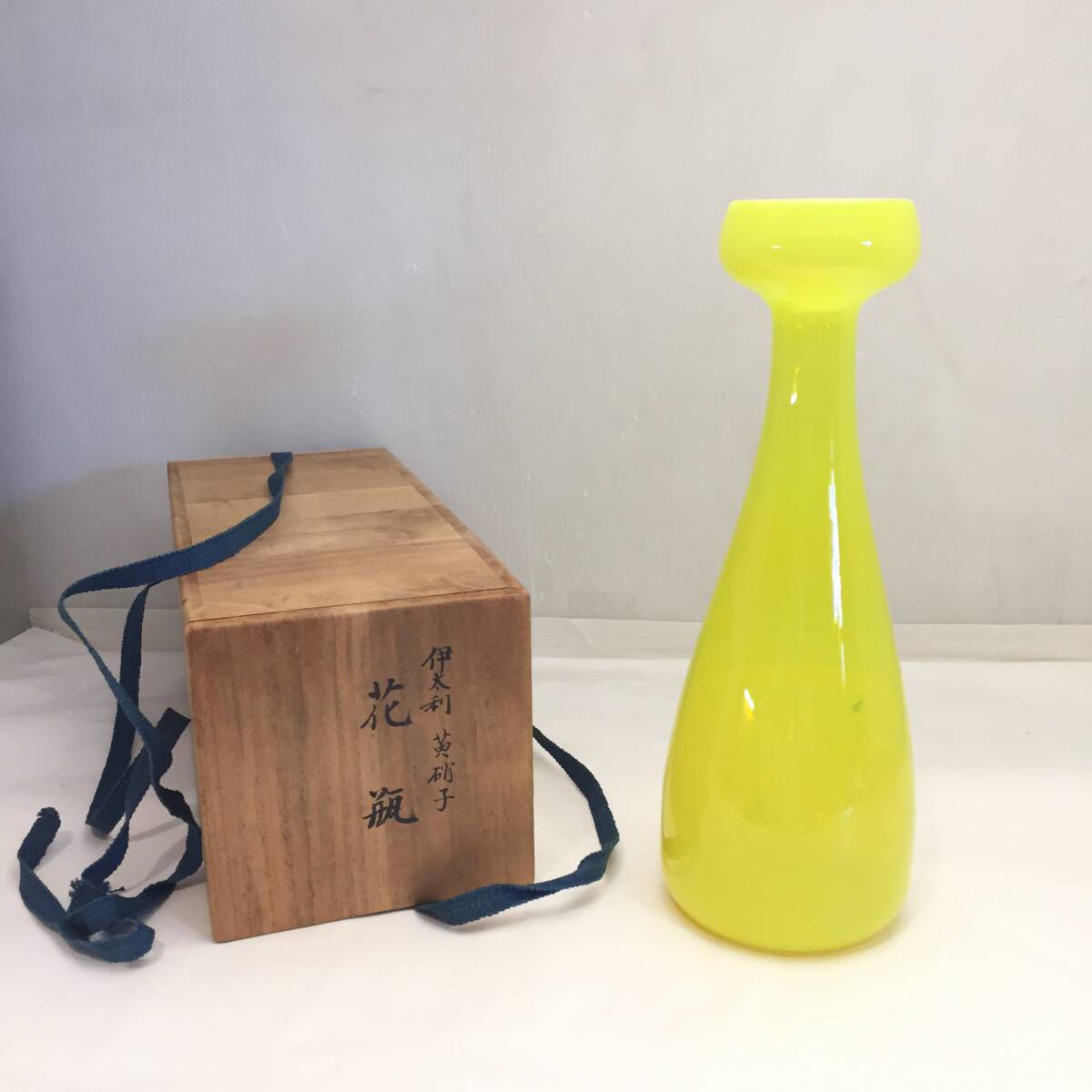 F082904◎花瓶 ガラス 伊太利 黄硝子 高さ約31㎝×口径約7㎝、胴径11㎝ 共箱入り◎拍卖