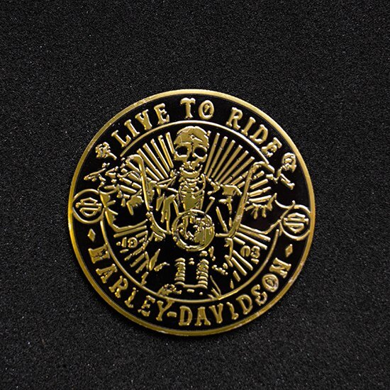 【ステッカー】ハーレーダビッドソン チョッパー バイク スカル 立体 ステッカー 丸型 文字 ゴールド・背景 黒色(送料無料!)拍卖