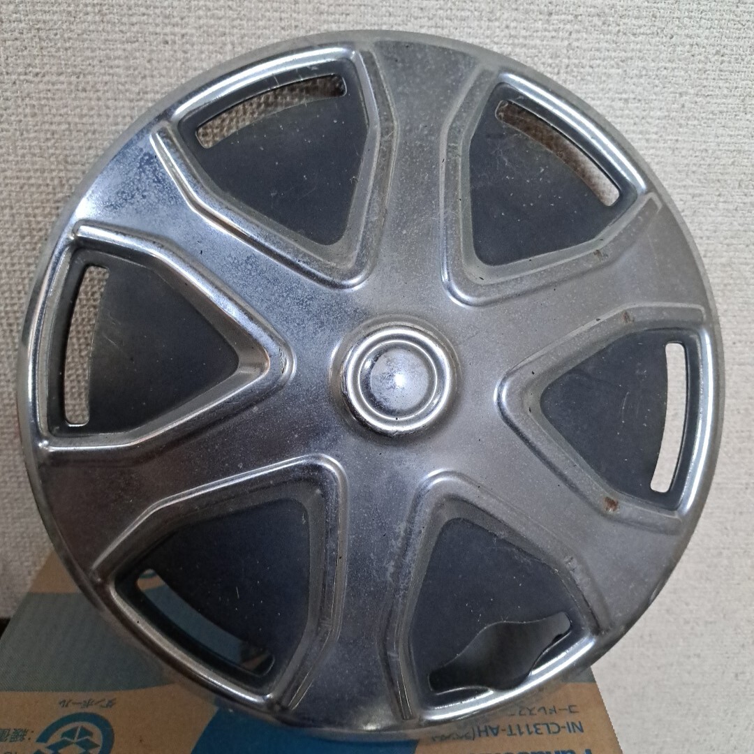 トヨタTOYOTA/30カローラ4ドア1200デラックス用12インチホイールキャップ1枚のみ拍卖