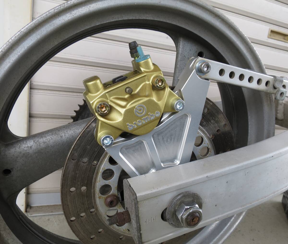 SRX400,SRX600 リアブレンボカニキャリパーサポート 白アルマイト 3VN,3SX,1JL,2NY,3HU,1JK SRX-4 SRX-6拍卖