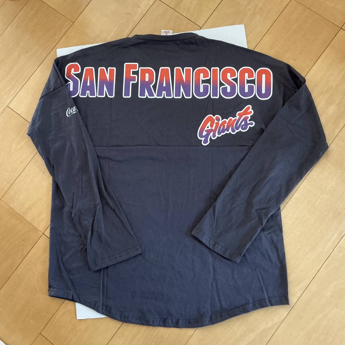 新品 レア サンフランシスコジャイアンツ 長袖 Tシャツ Coca-Colaロゴ付き メジャーリーグ 記念品 Lサイズ XLサイズ (現地Mサイズ)拍卖