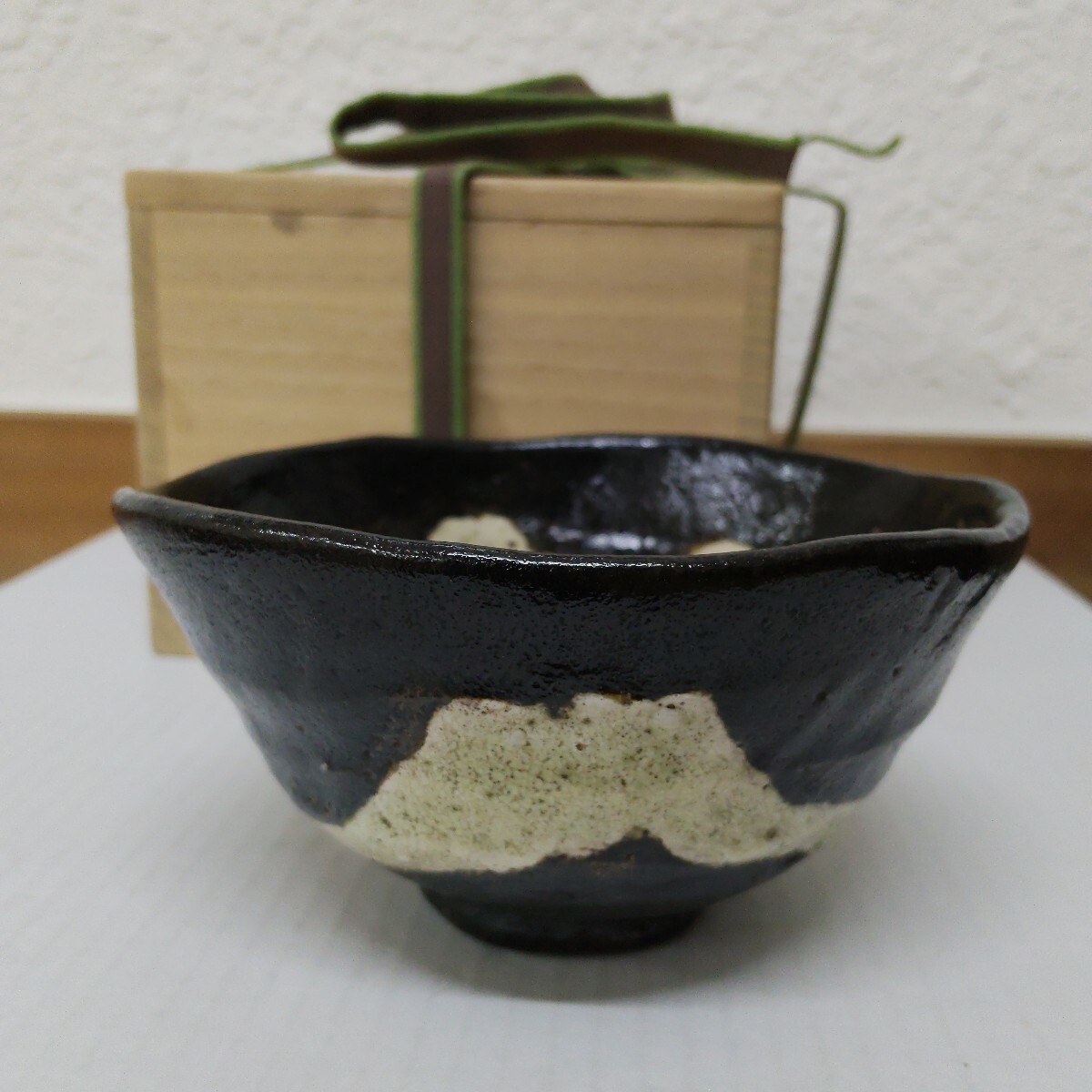 中古美品 黒楽茶碗 富士の絵 楽吉左衛門 旦入 楽印あり 抹茶碗 古作 貴重 状態は非常に良い 合せ箱 茶碗 茶道具拍卖