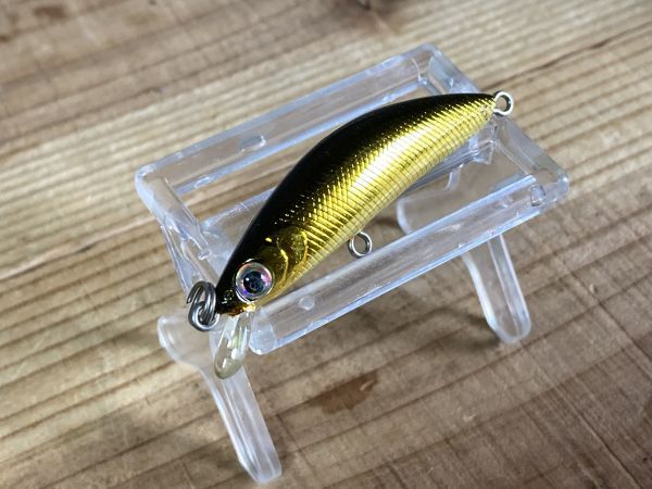 メーカー不明ミノー45㎜2.2g クロキン系カラー 箱107 メバルトラウト拍卖