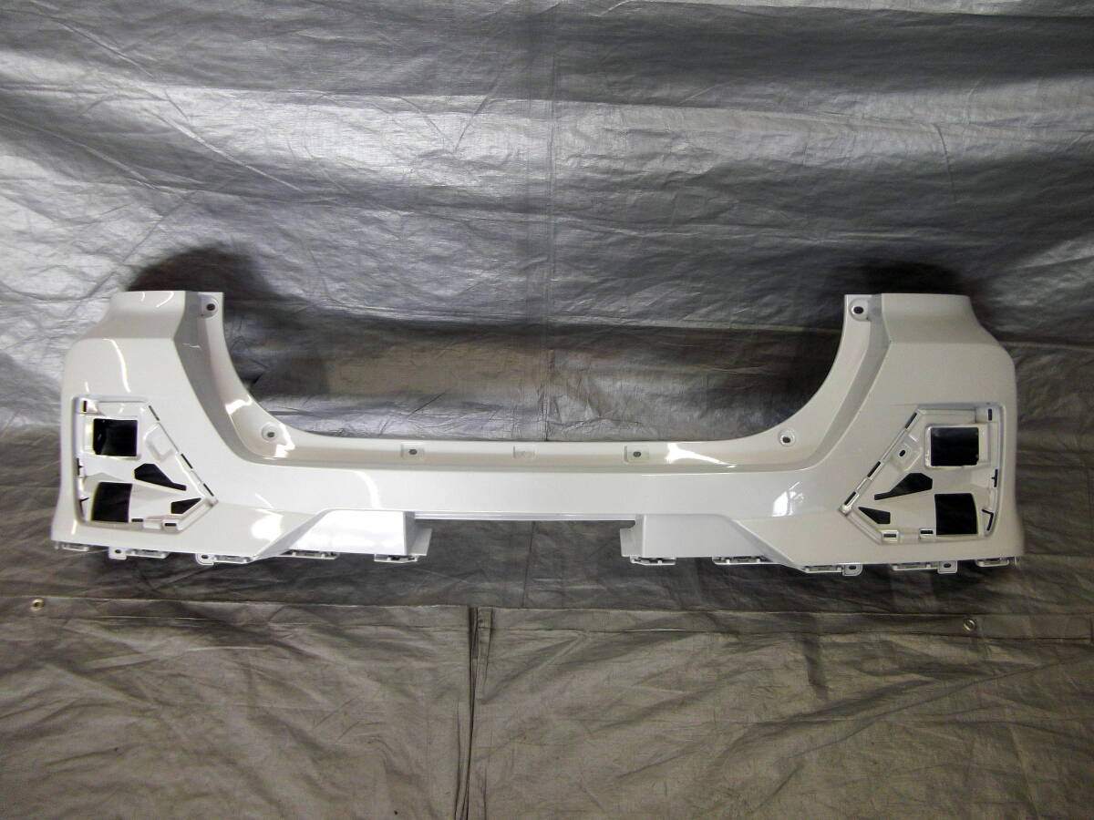 ☆●2508-H19LL 割凹切無! A200A A210A ライズ A200S A210S ロッキー 純正 リアバンパー パールホワイト 52159-B1310拍卖