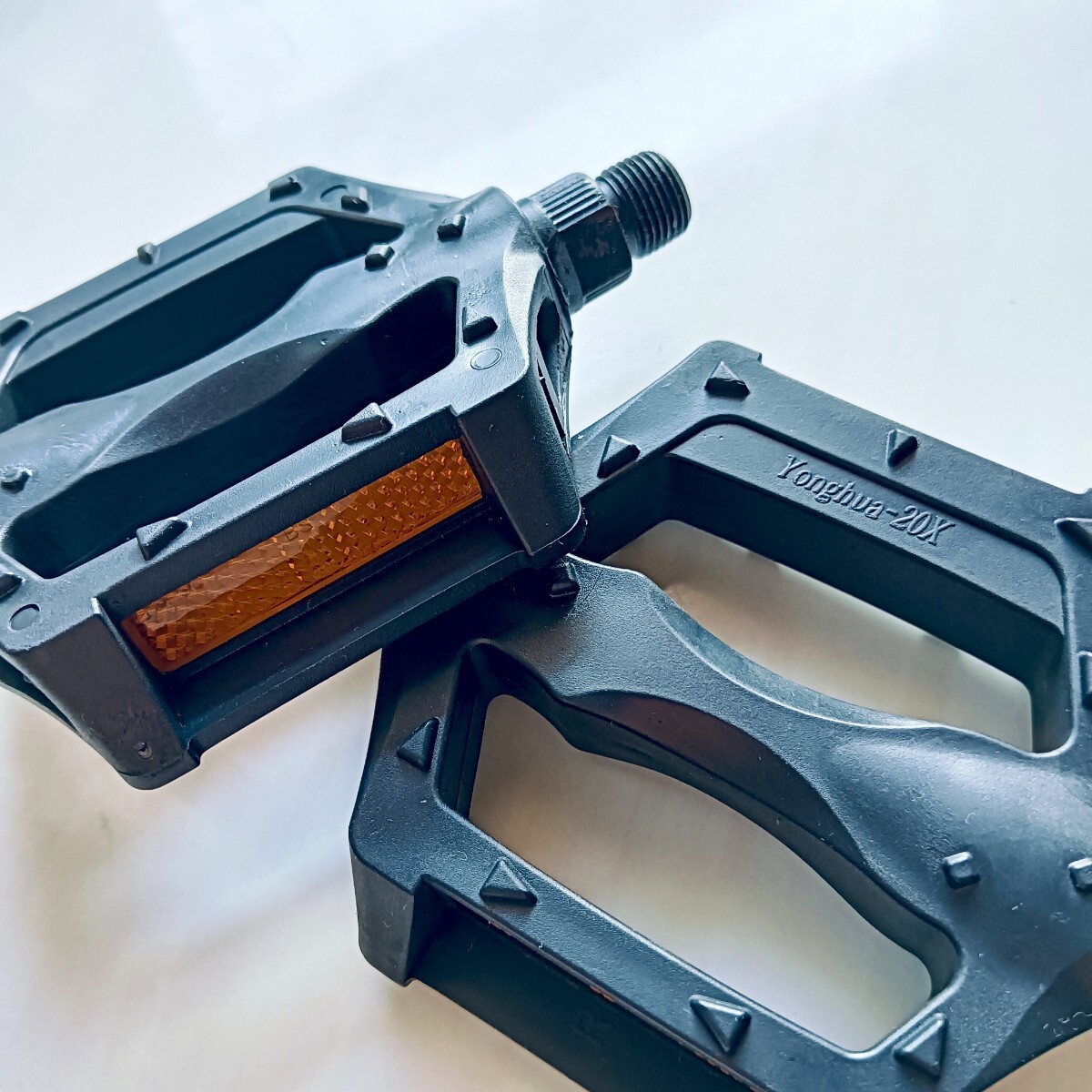 自転車 ペダル 2個セット ブラック 黒 リフレクター 汎用 標準 スタンダード フラット 軽量 コンパクト クロスバイク ロード サイクリング拍卖