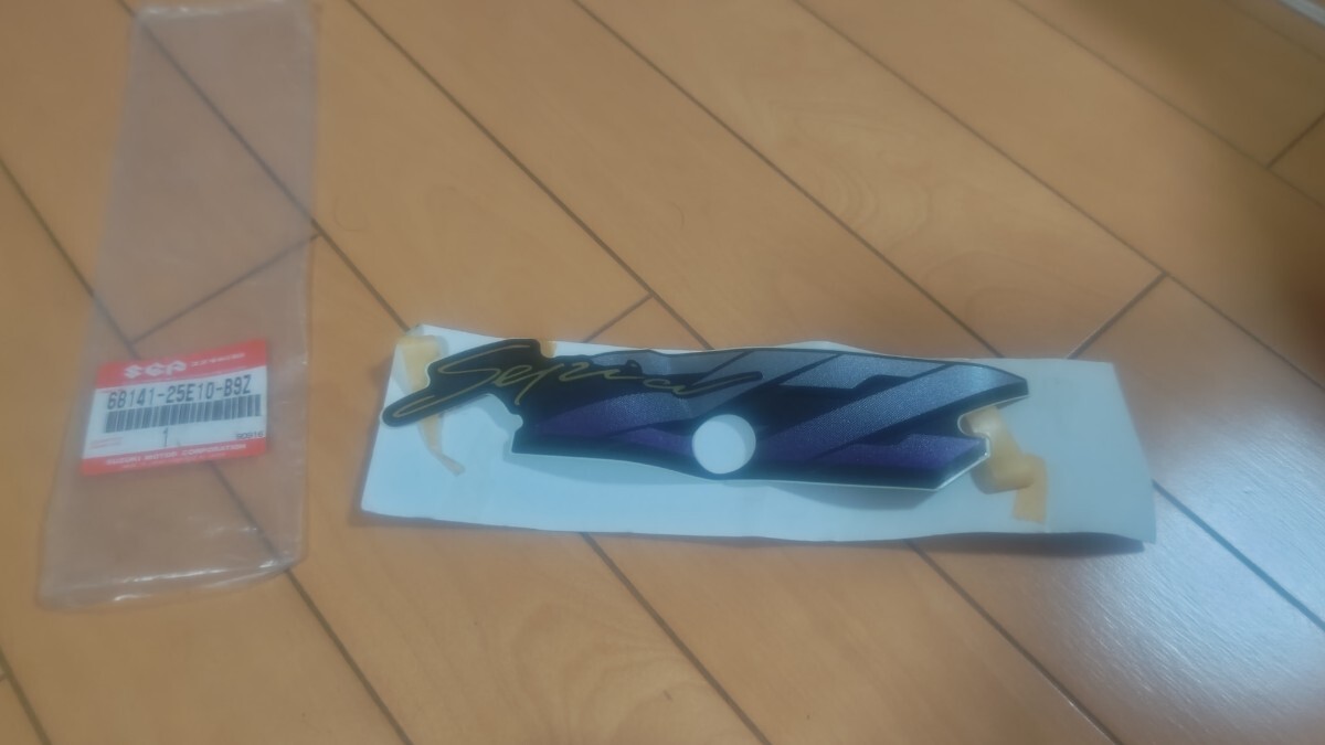 スズキ セピア ZZ CA1HC 純正 新品 未使用 リアスポイラー エンブレム デカール グラフィック ステッカー 68141-25E10-B9Z SUZUKI SEPIA拍卖