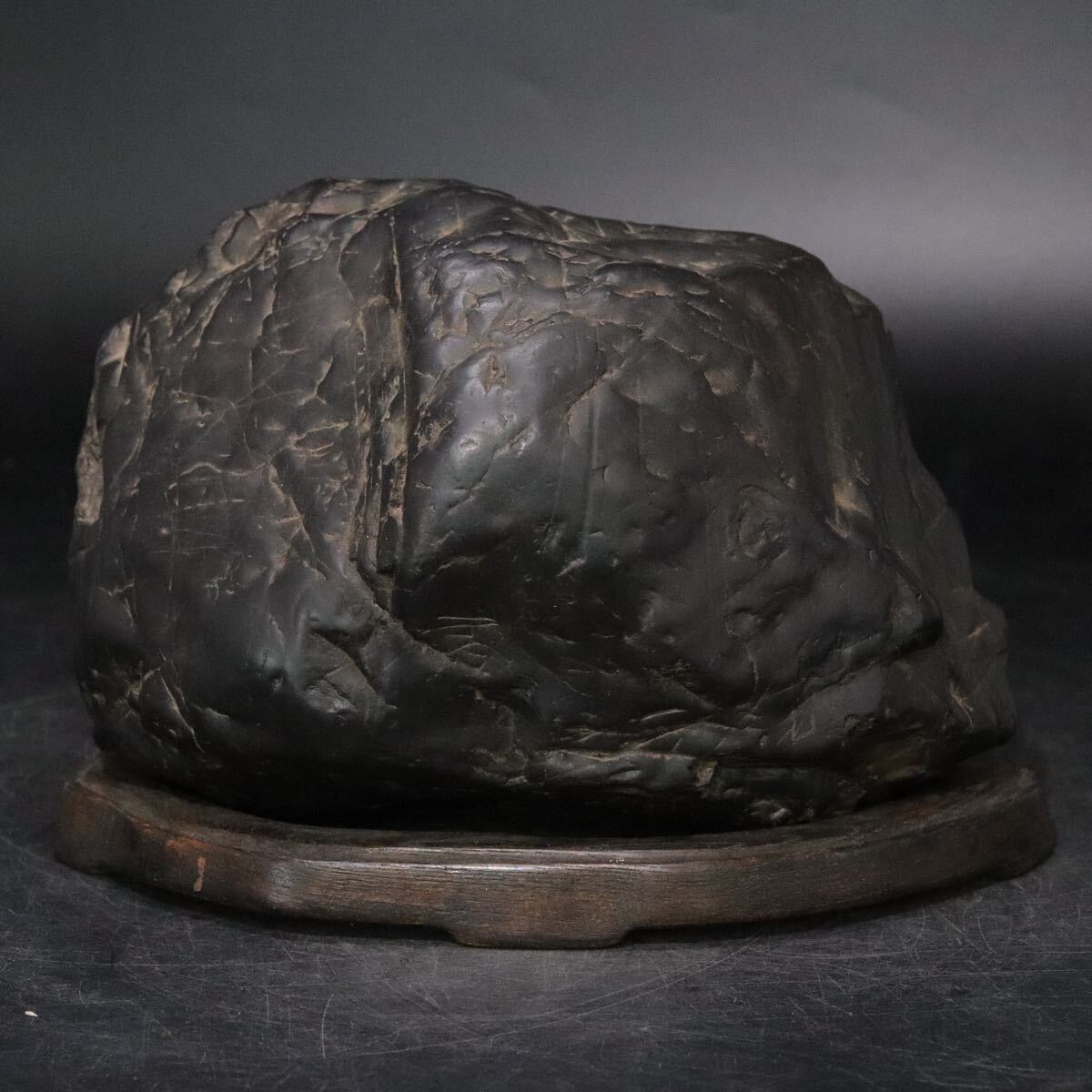時代 特大 神居石 石神 鑑賞石 幅26×12cm 天然石 台座付 / 検索: 姿石 遠山石 盆石 水石 盆栽 .B819拍卖