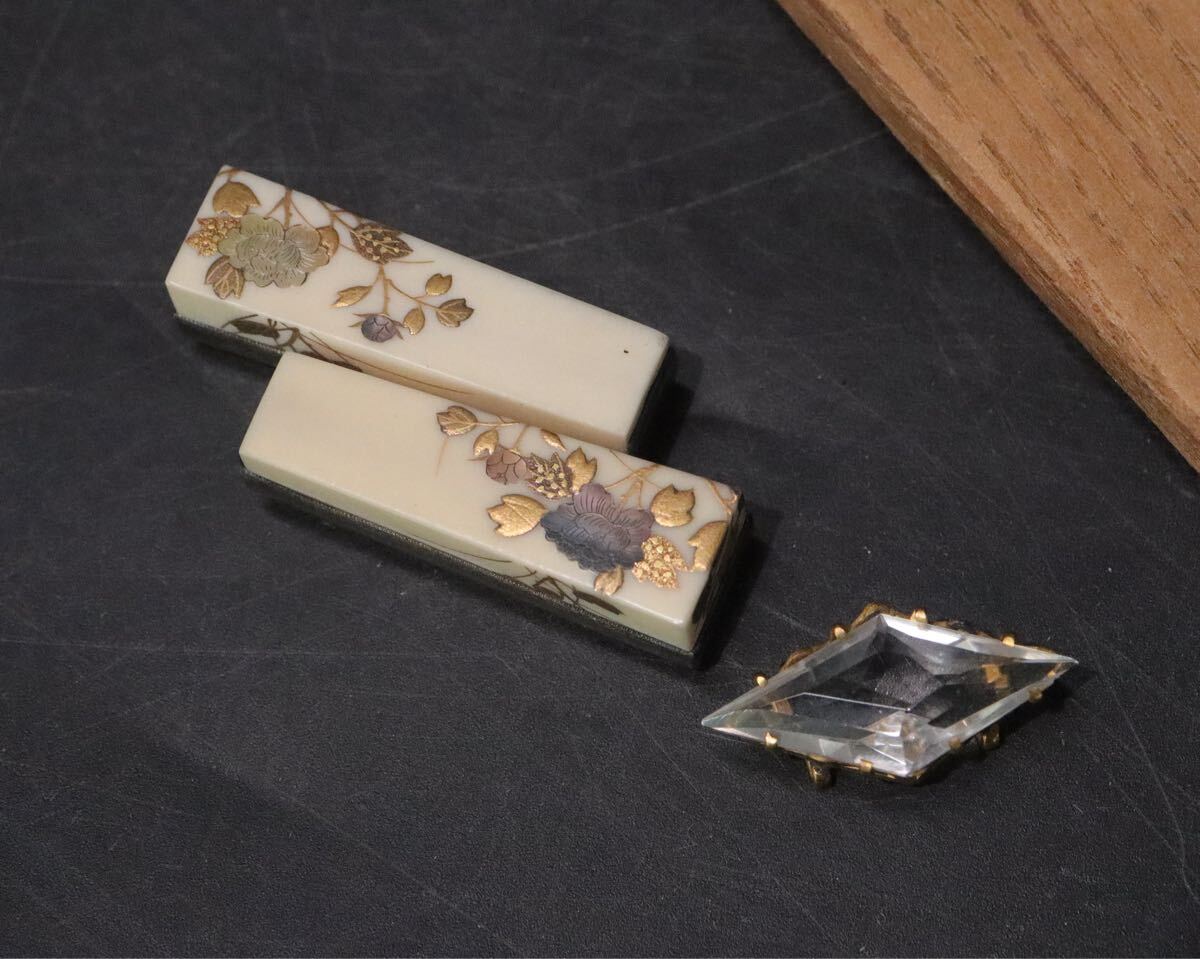 時代 骨 彫刻 金銀象嵌 菊花図 帯留め ・ 金鍍金 ? 金具 帯留め 計2点 箱付 / 金工 彫金 .B980拍卖