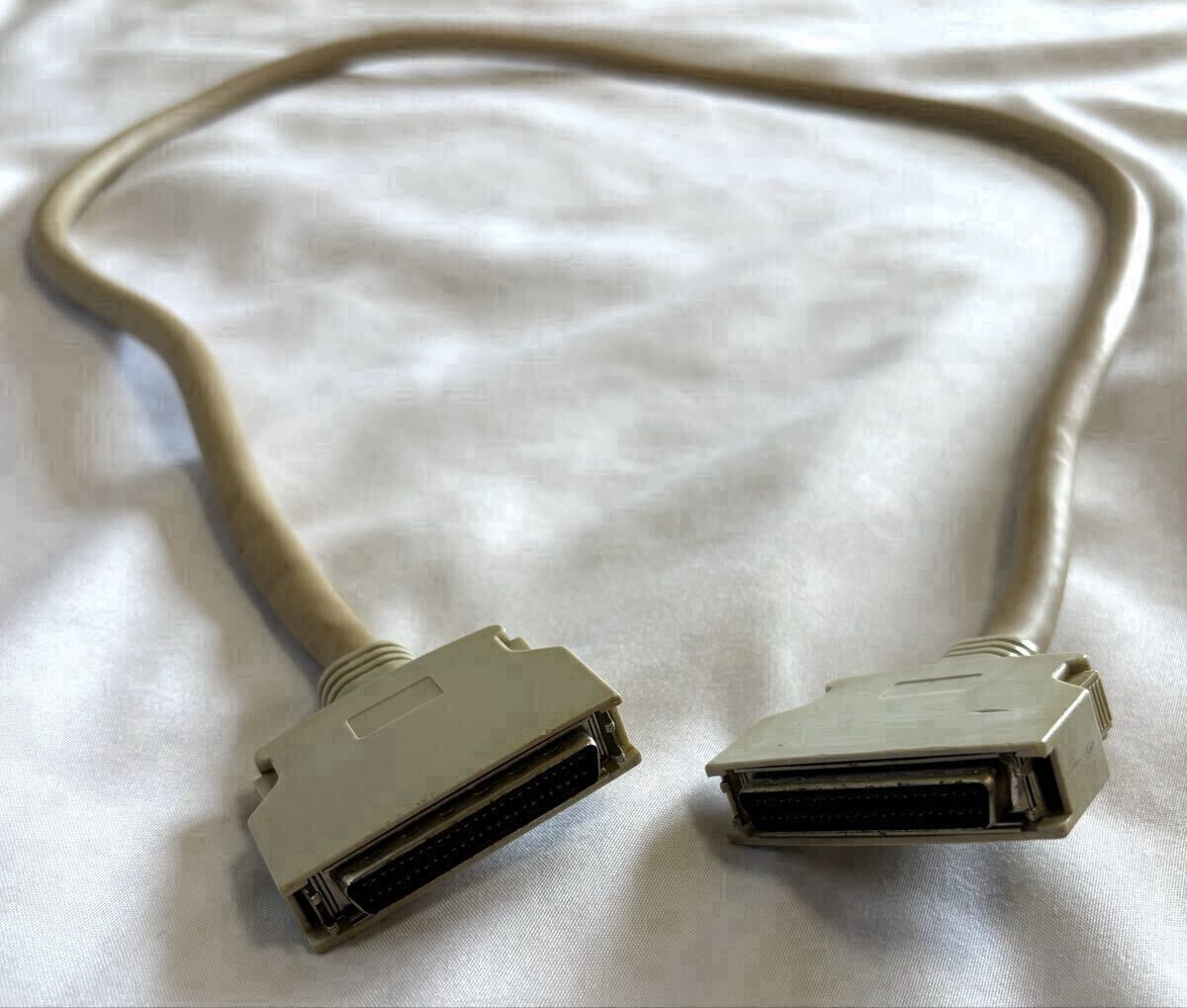 SCSIケーブル ピンタイプ(くし型) ハーフピッチ 50ピン ⇔ ピンタイプ ハーフピッチ 50ピン 約1m DDK製拍卖