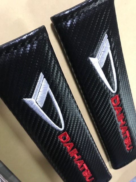 今だけ値下げ!送料無料! ダイハツDロゴ カーボン調シートベルトパッド ロッキー ムーヴカスタム コペン タント キャスト トール拍卖