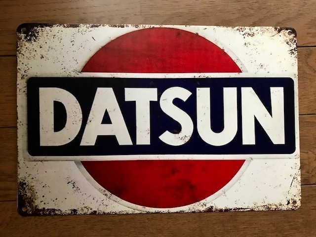 レトロ調 DATSUN ダットサンロゴ 金属アート看板パネル お部屋に・ガレージに! 送料サービス サニー S30 ブルーバード ダットラ拍卖