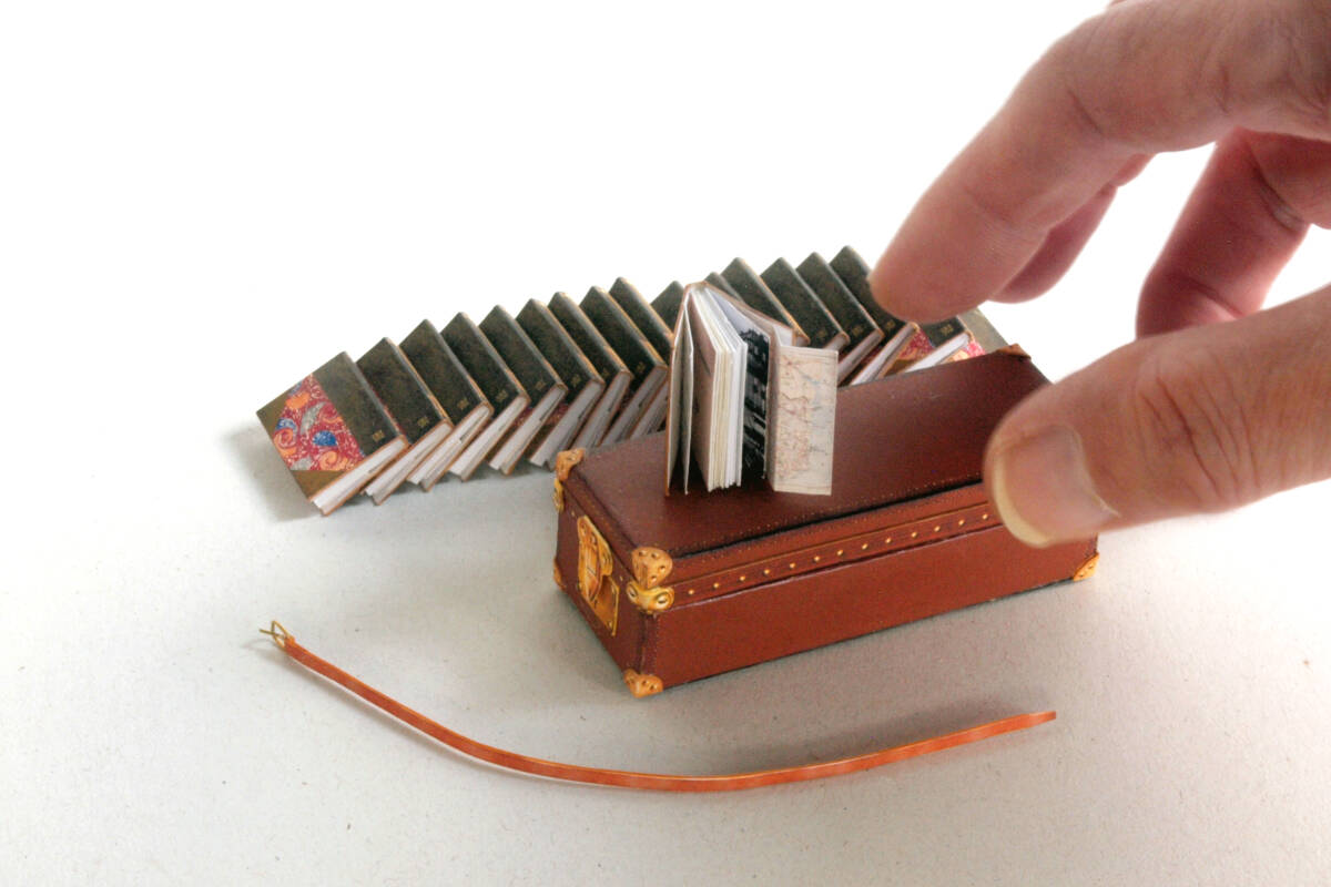 ガレット製作 ペーパー ミニチュア ブック ケース(無地)とフランス自動車旅行ガイドブック/ガストン氏刻印付き オリジナル S=1:12拍卖