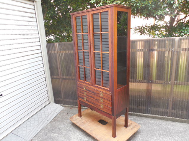 北欧・ノルウェイ・BRUKSBO社・ローズウッド・ビンテージ・飾り棚・キュリオケース (照明つき・鍵あり) サイズ W72×D32×H150.5㎝ 拍卖