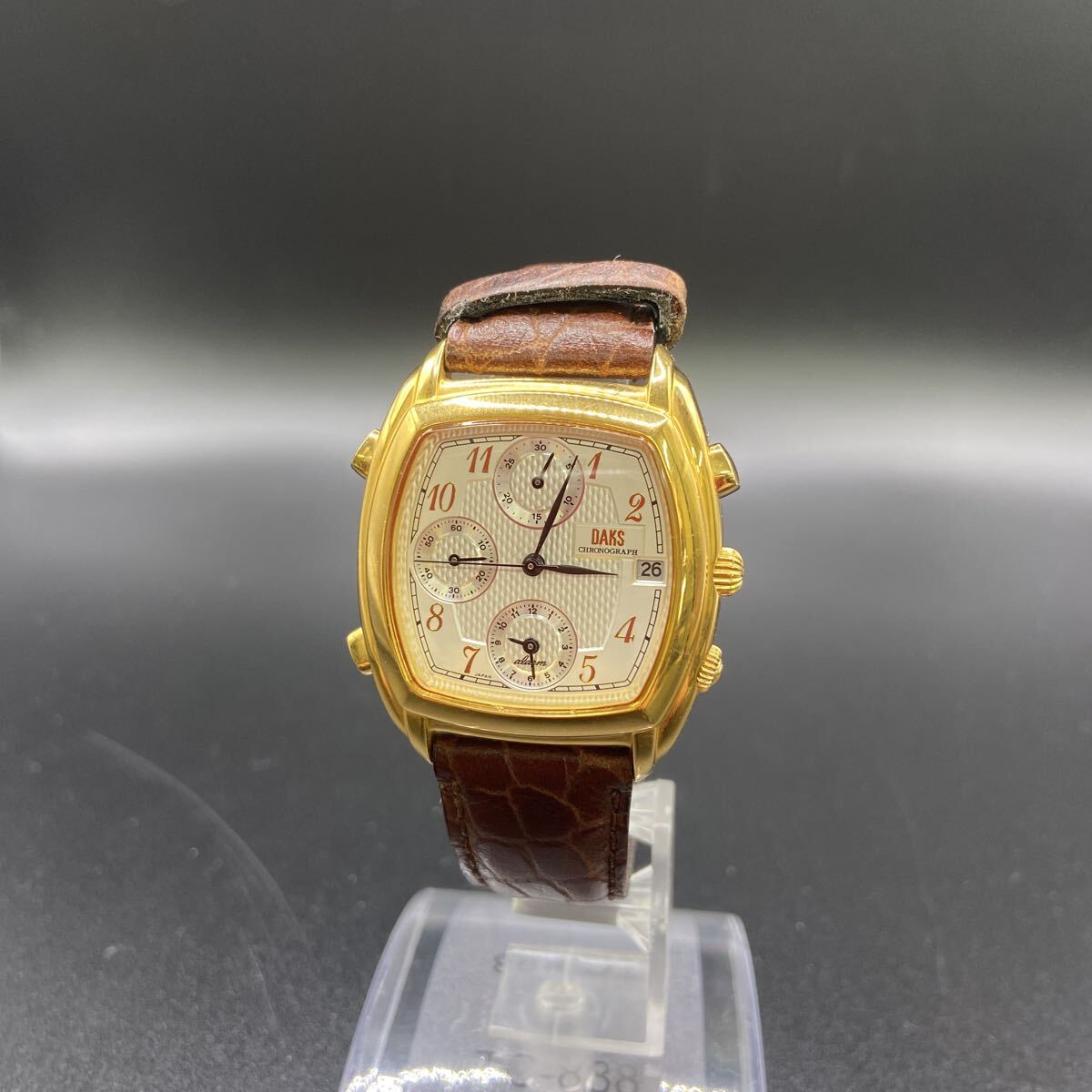 1稼働品 ダックス DAKS クロノグラフ HFAE11 クォーツ メンズ 腕時計 ゴールドカラー 文字盤ホワイト拍卖