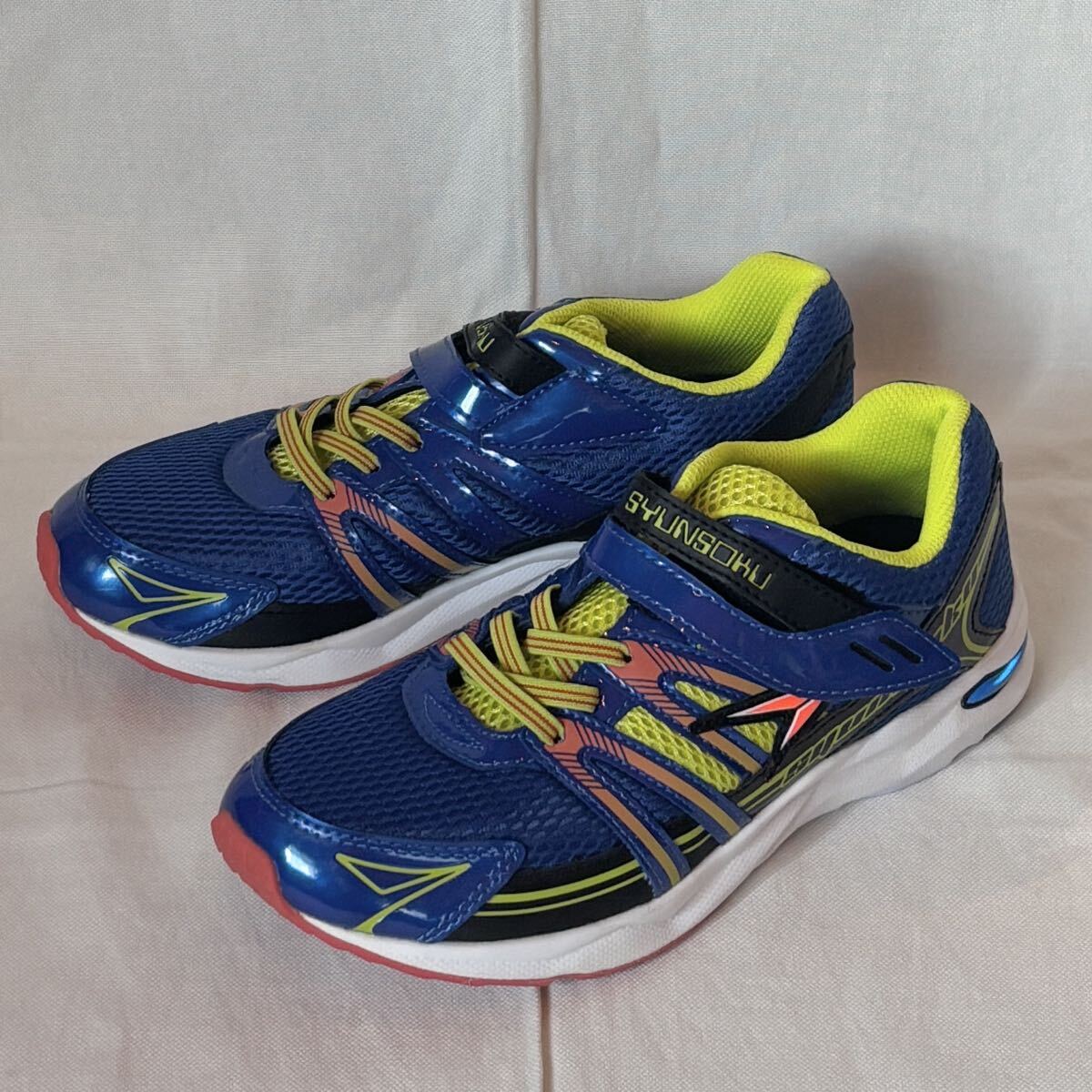 【美品】瞬足 SYUNSOKU ランニングシューズ スニーカー 通学靴 キッズ ボーイズ 23.5cm ワイド 青/BLUE ベルクロ 軽量 ランシュー 運動会拍卖