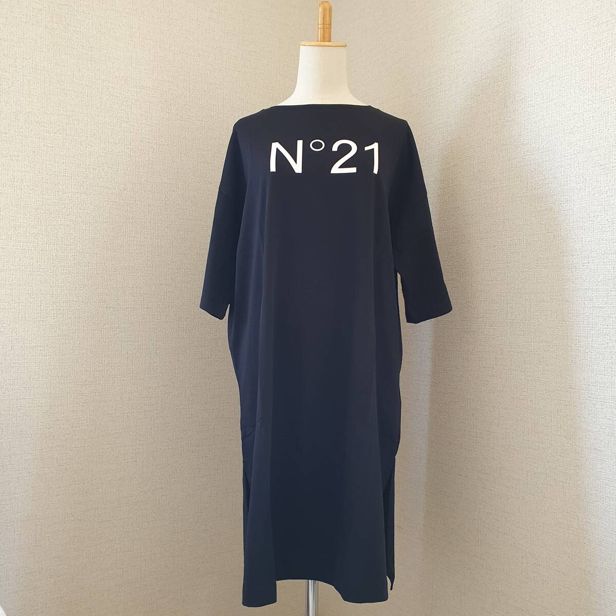 【新品・未使用】N°21 KIDS ロゴTシャツ ワンピース black 16Y N2102IN0153拍卖