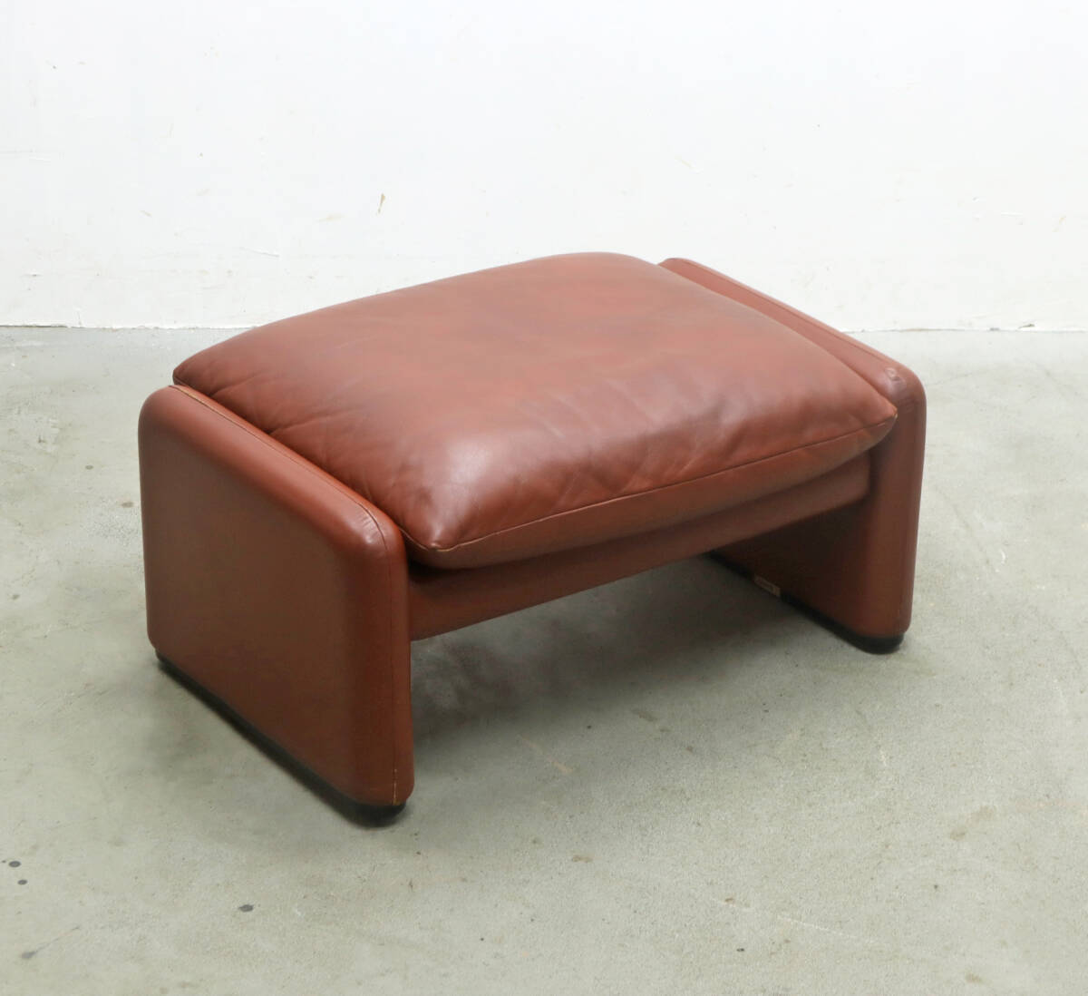 ◆Cassina カッシーナ 675 MARALUNGA マラルンガ 本革 オットマン ソファ ヴィコ・マジストレッティ イタリア モダン/IDCデセデ/PHT26180◆拍卖