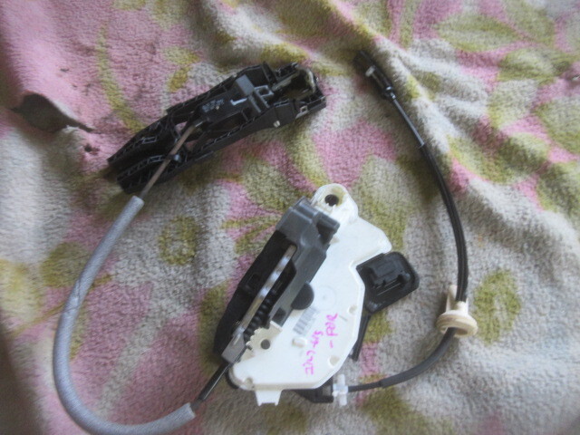 ★R7G9925 VWゴルフ 純正右フロントドアロック ABA-1KCCZ 修理やストック等に拍卖